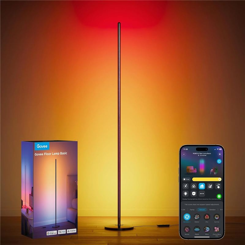 Lámpara de pie Govee RGBIC encendida en tonos rojo y naranja en la esquina de un cuarto, junto a su caja y la app Govee Home
